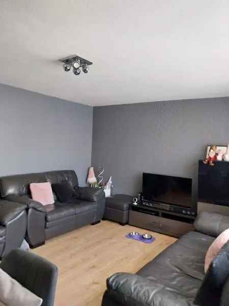 2 Double Bedroom Flat New Windows Newly Decorated