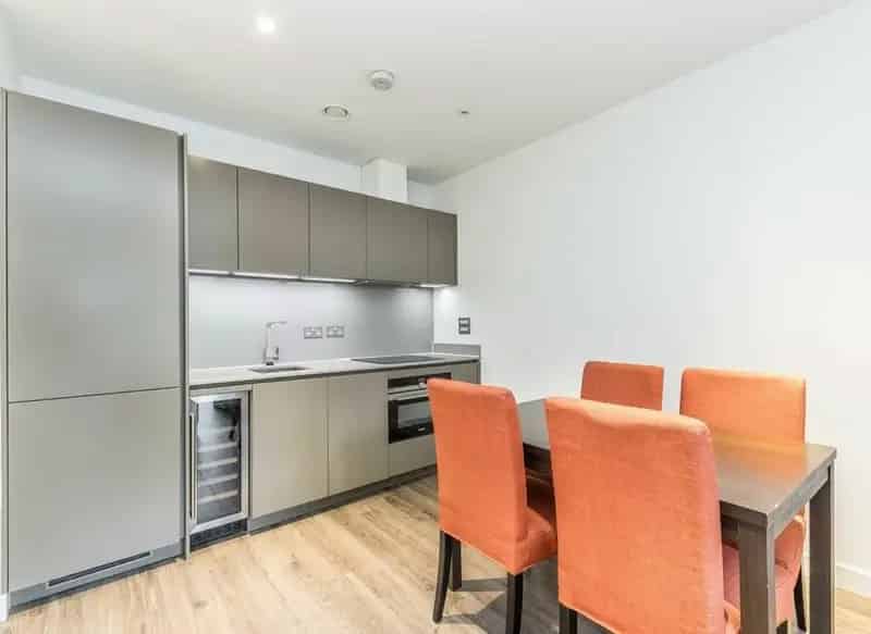 Studio Apartment in Goodman's Fields Aldgate with Gym Pool and Concierge