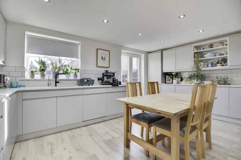 4 Bedroom Townhouse Near Schools and Transport Links