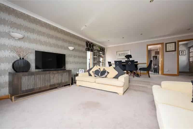 6 Bed Detached House with 3 Reception Rooms
