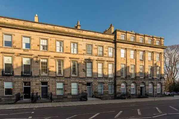 2-Bedroom Apartment in Edinburgh's New Town