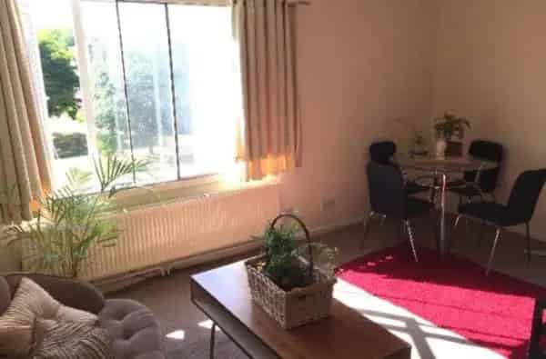 35 sq m Studio Flat Top Floor Secure Parking Near Shops and Tube