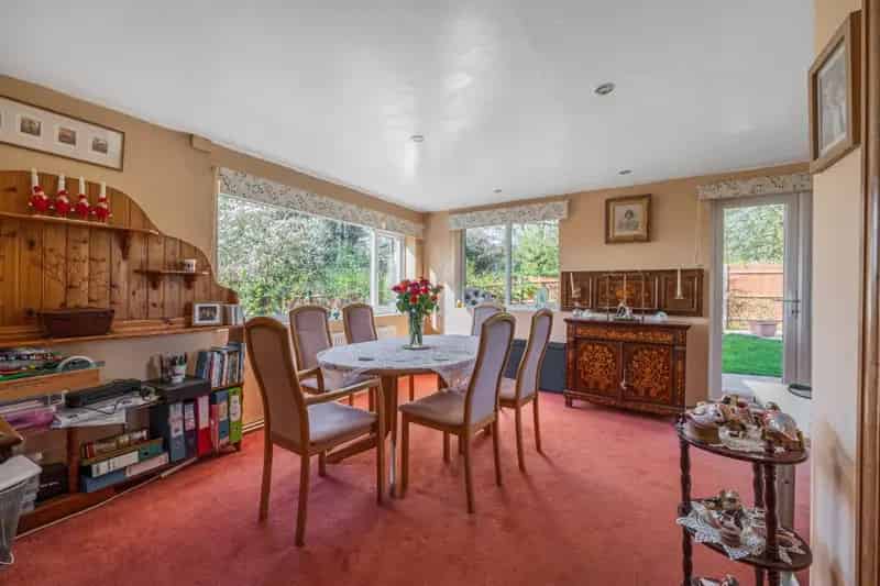 Semi Detached Home near Whipsnade Zoo with Garden and Country Views