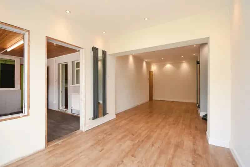 Spacious Family Home with Garden and Garage
