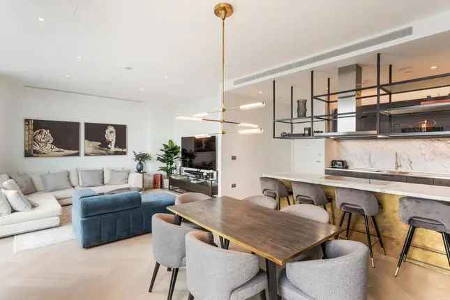 Flat to rent in Hobart Building, Wardian, Canary Wharf, London E14