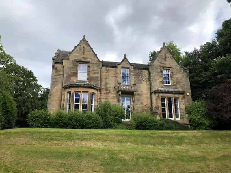 Traditional Villa Substantial Grounds Ample Parking Flexible Terms