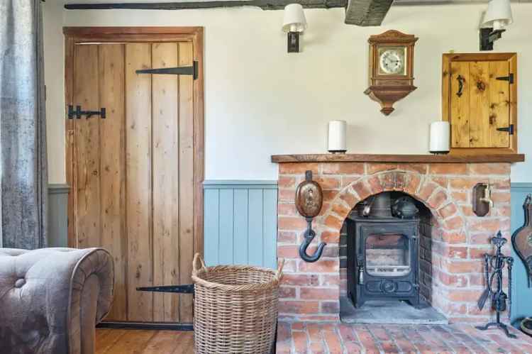 2 Bedroom Thatched Cottage in Great Bedwyn