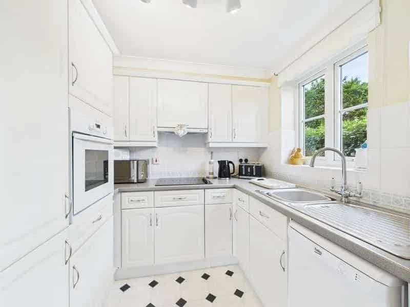 2 bed flat for sale