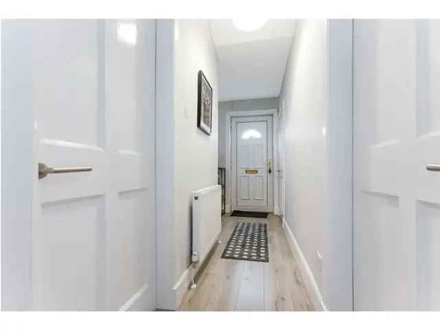 3 Bedroom Flat for Sale - Modern Kitchen & Garden