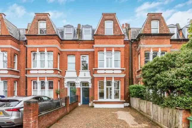 Terraced House for Sale in Richmond TW9