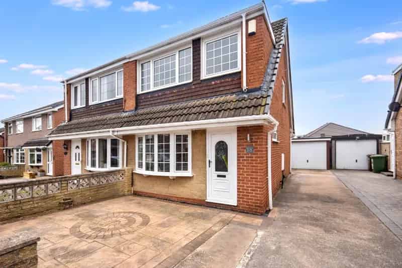 Three Bedroom Semi-Detached House in WF3 - Ample Parking Garage