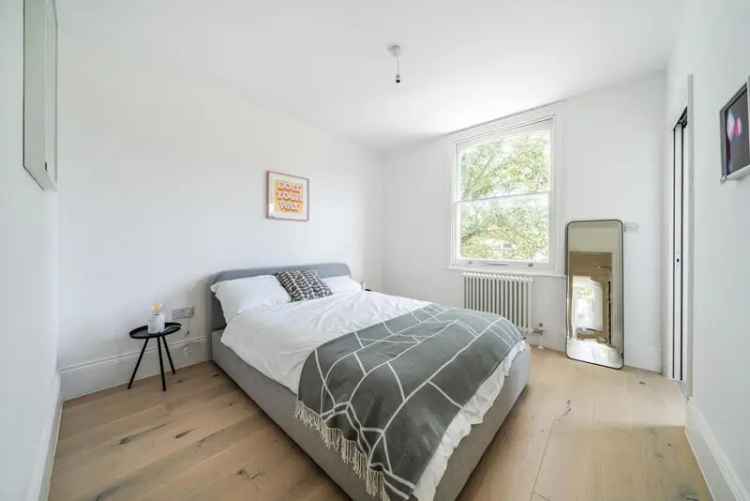 Flat For Sale in London, England