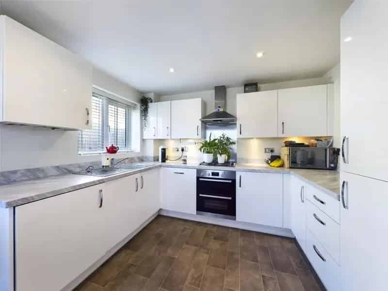 3 Bedroom Detached House Available May