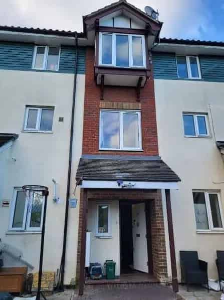 34 Bed Townhouse with Garden Parking Near Train Station
