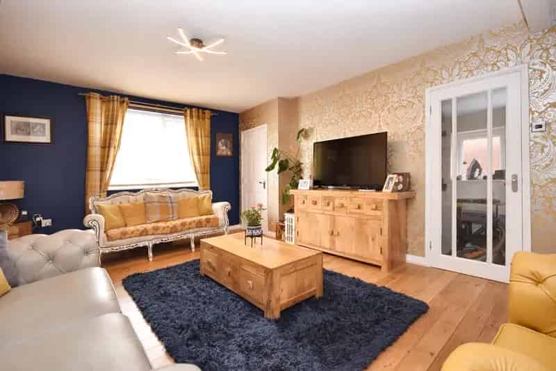 Four Bedroom Semi Detached House WF8 Extended Great Transport Links