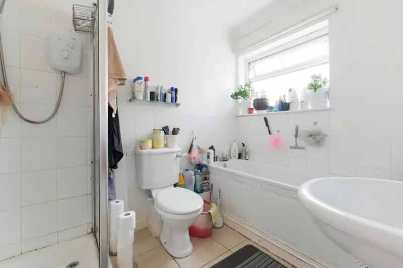3 Bed House Freehold with Conservatory and Parking