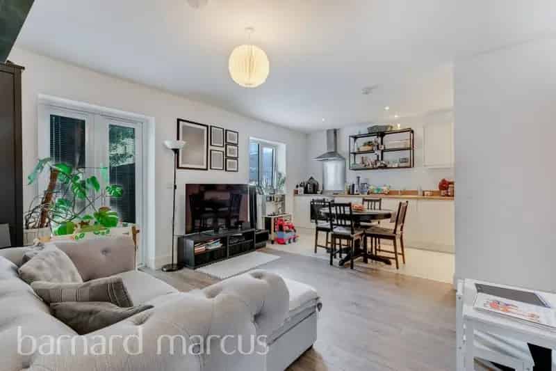 2-Bed Apartment with Private Garden in Crescent Court