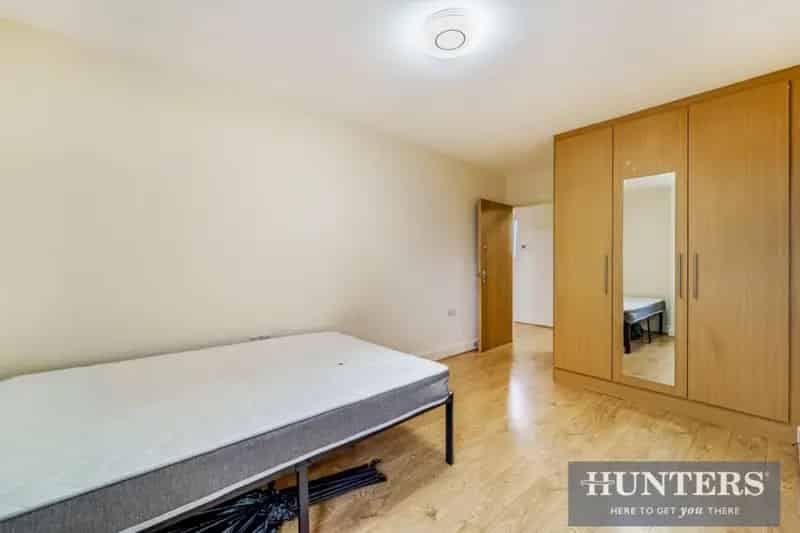 2 Bed Flat for Sale Brentford