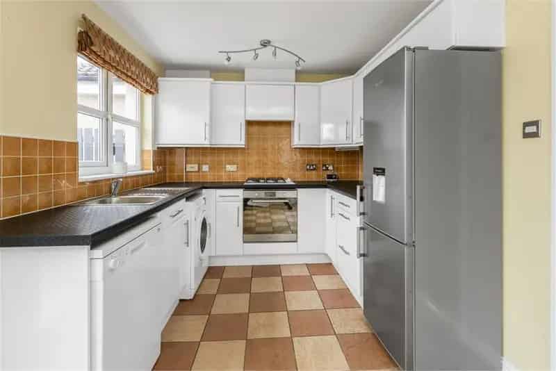 3 Bed Semi-Detached House with Conservatory and Home Bar