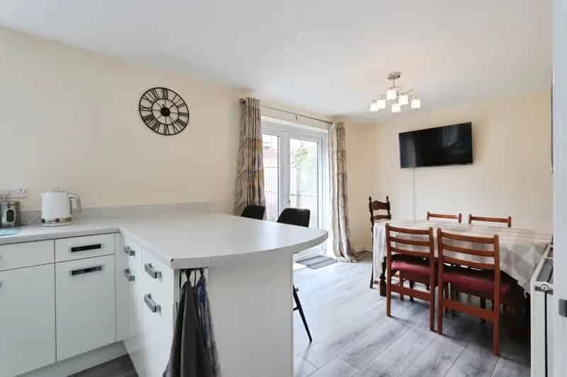 Stunning Large Family Home Ready to Move Into