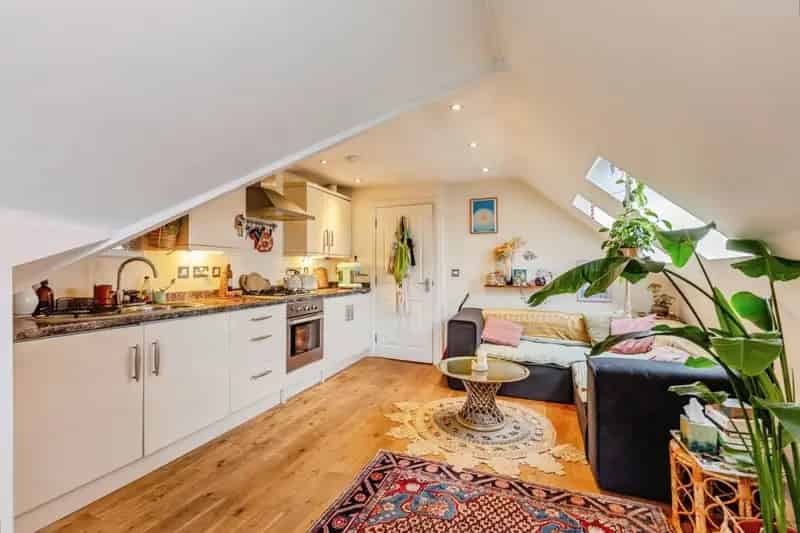 Redland Top Floor Apartment with City Views