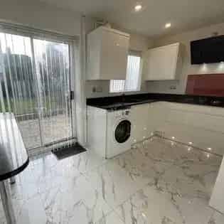 3 Bedroom House Manchester Driveway Parking Large Garden