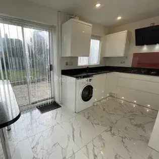 3 Bedroom House Manchester Driveway Parking Large Garden