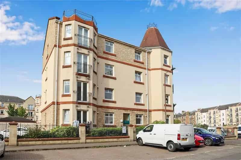 2 Bed Flat - First Floor with 1 Reception Room