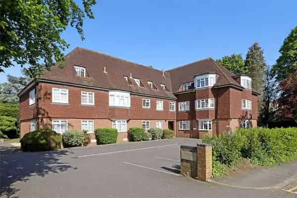 Four Bedroom Apartment Near Beaconsfield Train Station