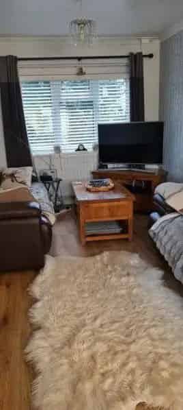 2 Bed House with Private Garden Near Public Transport