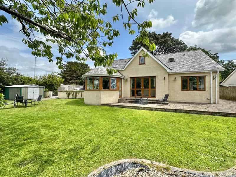 6 Bedroom Detached Bungalow for Sale