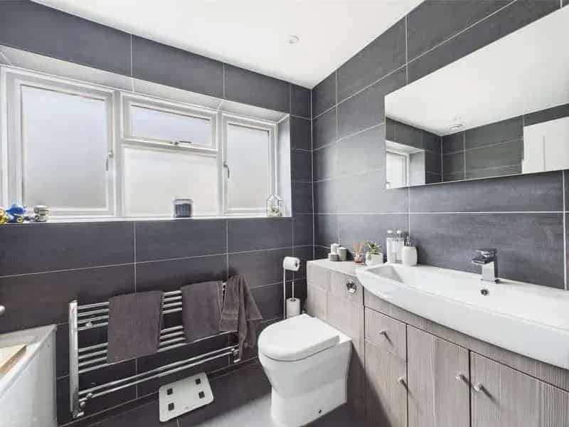 2 Bed House for Sale Horsham Modern Open Plan Quiet Area