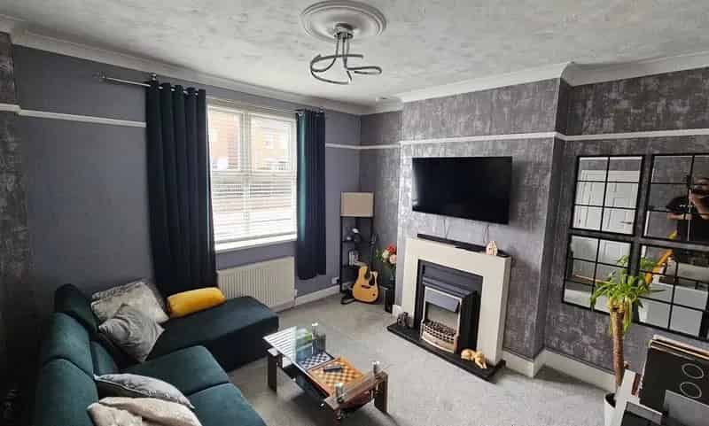 Spacious 3-Bed House in Alverthorpe - Family Home - Zero Deposit