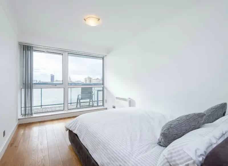Riverfront Home Isle of Dogs Private Balcony Refitted Kitchen Concierge Chain Free