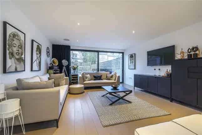 4 Bedroom Family Home for Sale in Pinnacle Close London N10