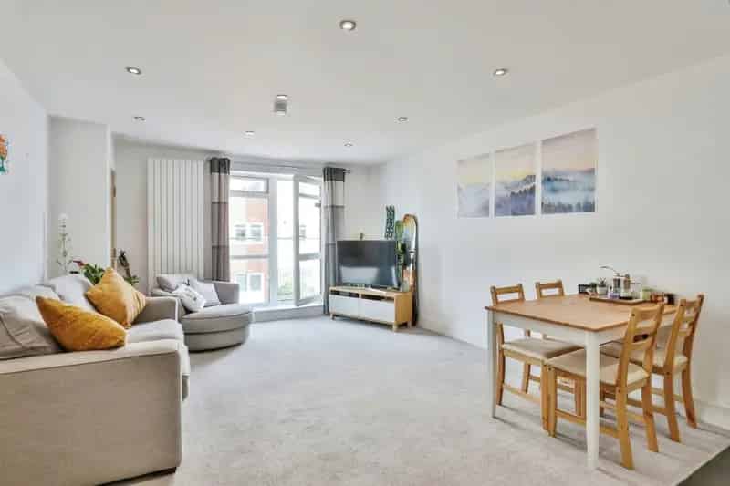 2-Bedroom Apartment Carters Quay Poole Modern Kitchen Parking
