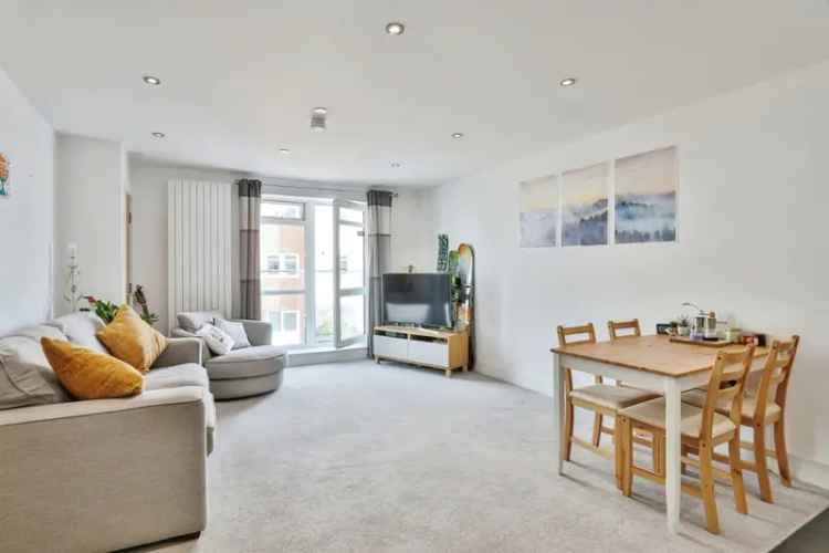 2-Bedroom Apartment Carters Quay Poole Modern Kitchen Parking