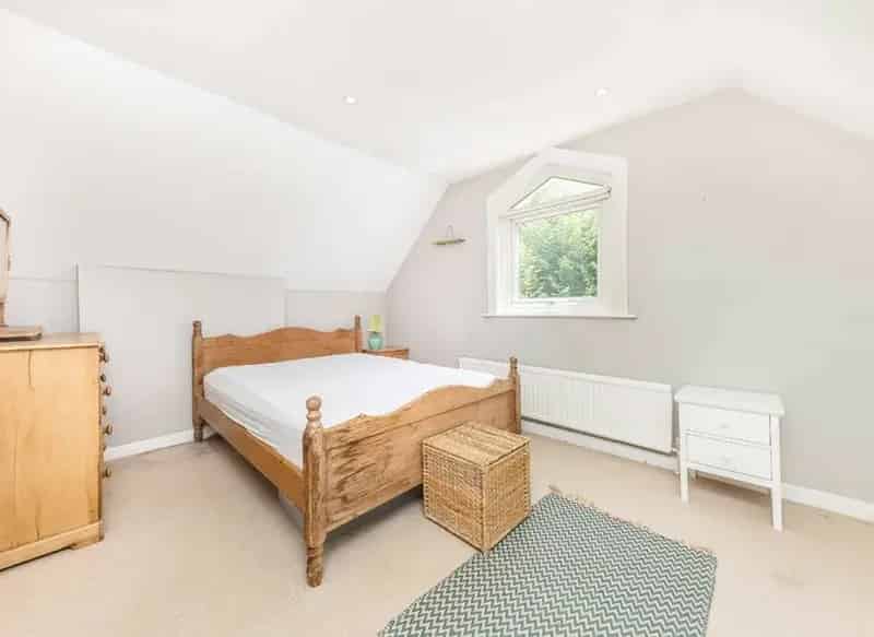 2-Bedroom Flat East Putney Desirable Location Modern Kitchen