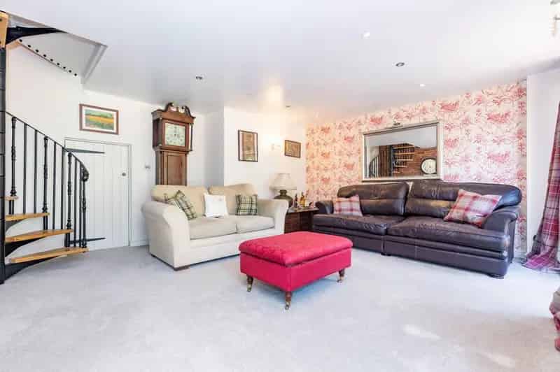 5 Bedroom Barn Conversion 1.7 Acres Warwickshire