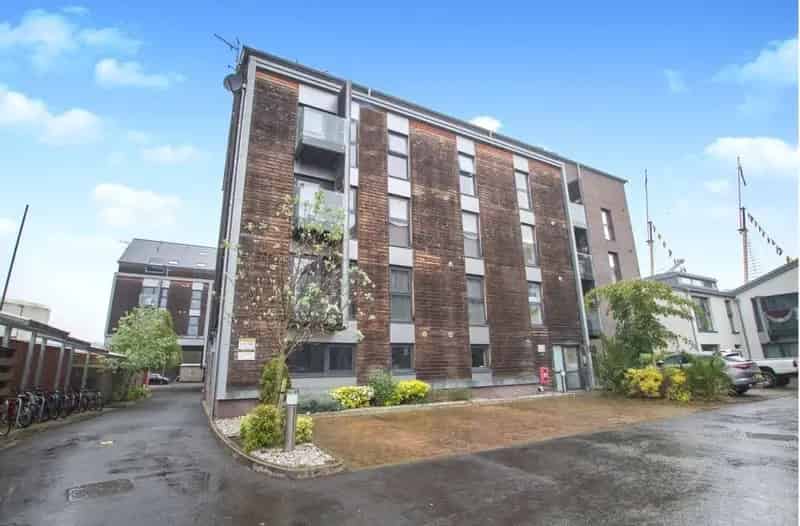 2 Bedroom Flat Near Public Transport
