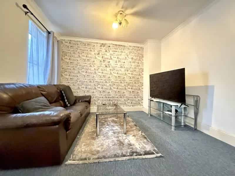 Two Bedroom Flat Town Centre Unfurnished Zero Deposit Available