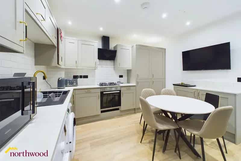 Double Bedroom with Ensuite Shower Room and Bills Included