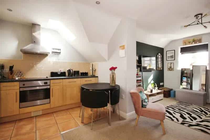 Spacious Warwick Home Near Town Centre and Train Station