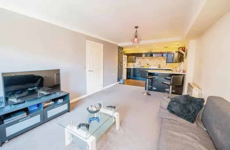 Modern 2 Bed Apartment Near City Centre Available Mid-July