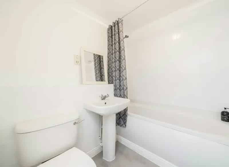 Studio Flat in Gated Development Ample Storage Parking