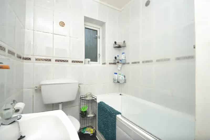 2 Bedroom Flat House to Rent in Adel
