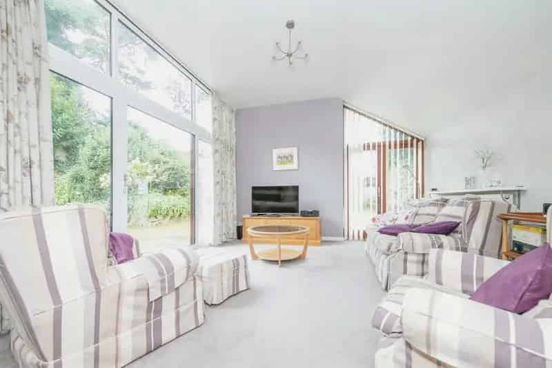 3 Bed 2 Bath House with Stunning Garden Ample Parking Modern Kitchen