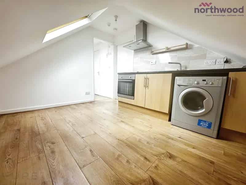 1 Bedroom Flat to Rent Top Floor Modern Shower Room Excellent Transport Links