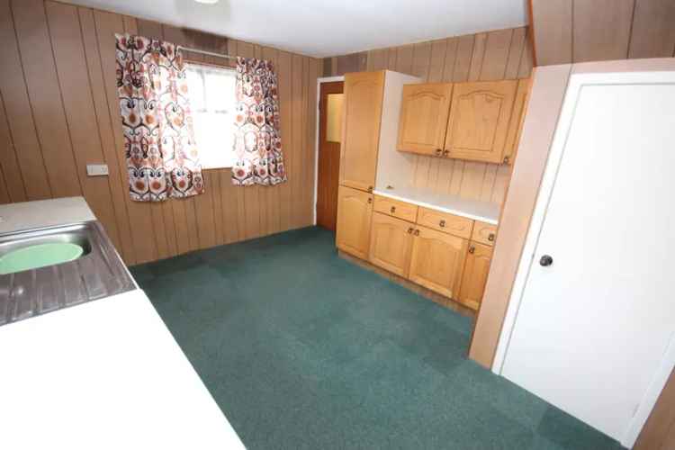 Three Bedroom Semi-Detached House Near Town Centre