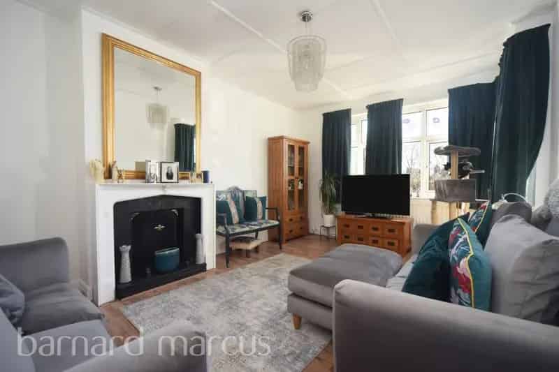 3 Bed Semi Detached House Near Stoneleigh Broadway Ewell